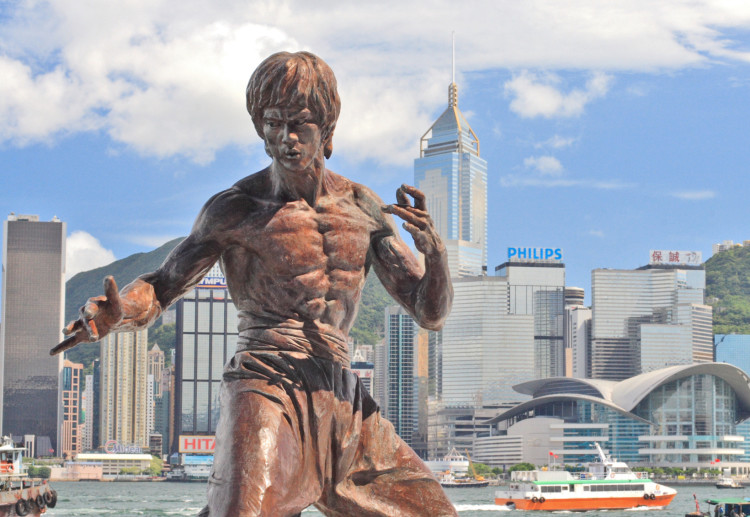 Statue of the movie star and Chinese martial artist Bruce Lee on the Avenue of Stars of Hong Kong (CC BY SA 2.5 Johnson Lau via Wikimedia Commons)